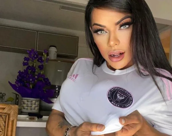 Ex-miss Bumbum, fã de Messi, troca camisa do PSG pelo do Inter Miami