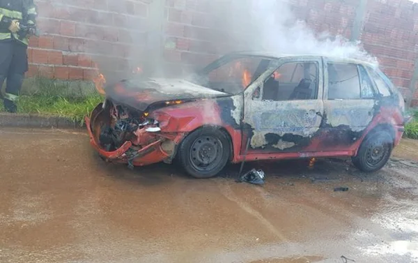 Carro pega fogo e fica totalmente destruído em Águas Lindas de Goiás