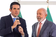 Lula com o presidente da Câmara, Hugo Motta