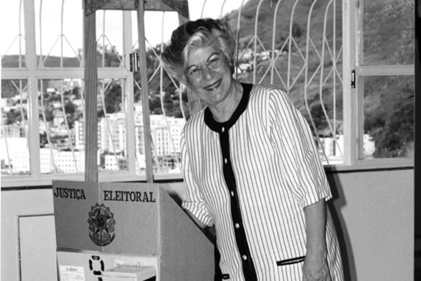 Imagem em preto e branco de Médium Isabel Salomão - Metrópoles