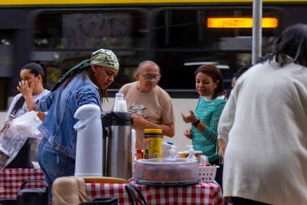 Café do trabalhador: empreendedores transformam pontos de ônibus da madrugada ao amanhecer