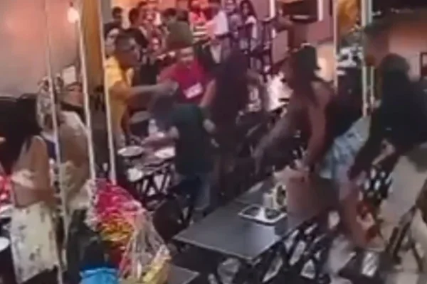 Imagem colorida,criança se engasgou com pedaço de pizzza em um estabelecimento de Itaboraí (RJ)- Metrópoles