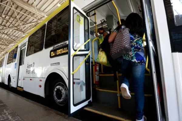 Passageira em ônibus - Metrópoles