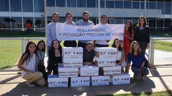 Universitários entregam ao GDF petição de apoio ao Uber