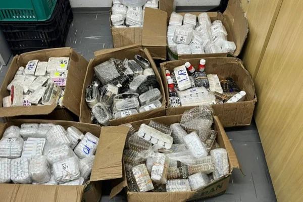 Imagem colorida de caixas de medicamentos apreendidas com homem em rodovia no interior de São Paulo - Metrópoles