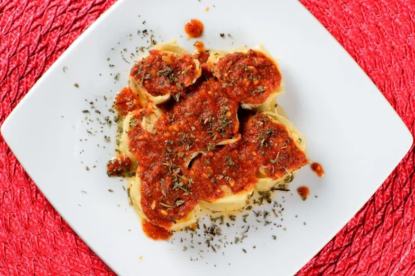 Rondelli com molho de tomate
