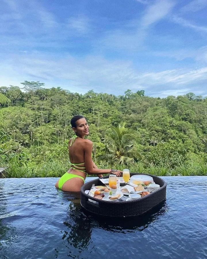 Mulher em resort Mulher em resort