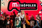 Casal celebraram vitória com um beijo no palco Casal celebraram vitória com um beijo no palco