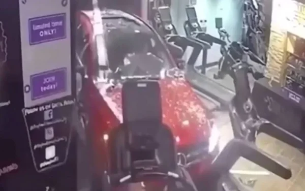 Carro invade academia e atropela homem