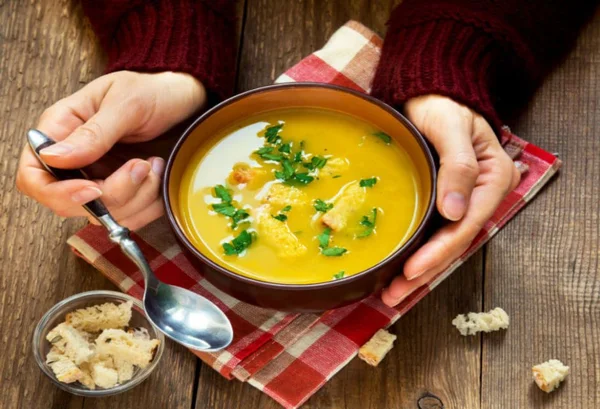 sopa com torradas de pães -Metrópoles