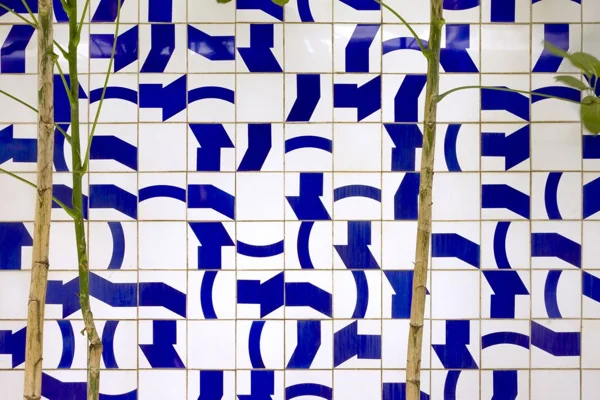 Imagem de uma obra do artista Athos Bulcão no Salão Verde da Câmara dos Deputados