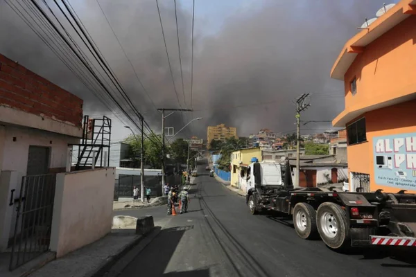 SP: bombeiros encontram quatro corpos carbonizados após incêndio em Barueri