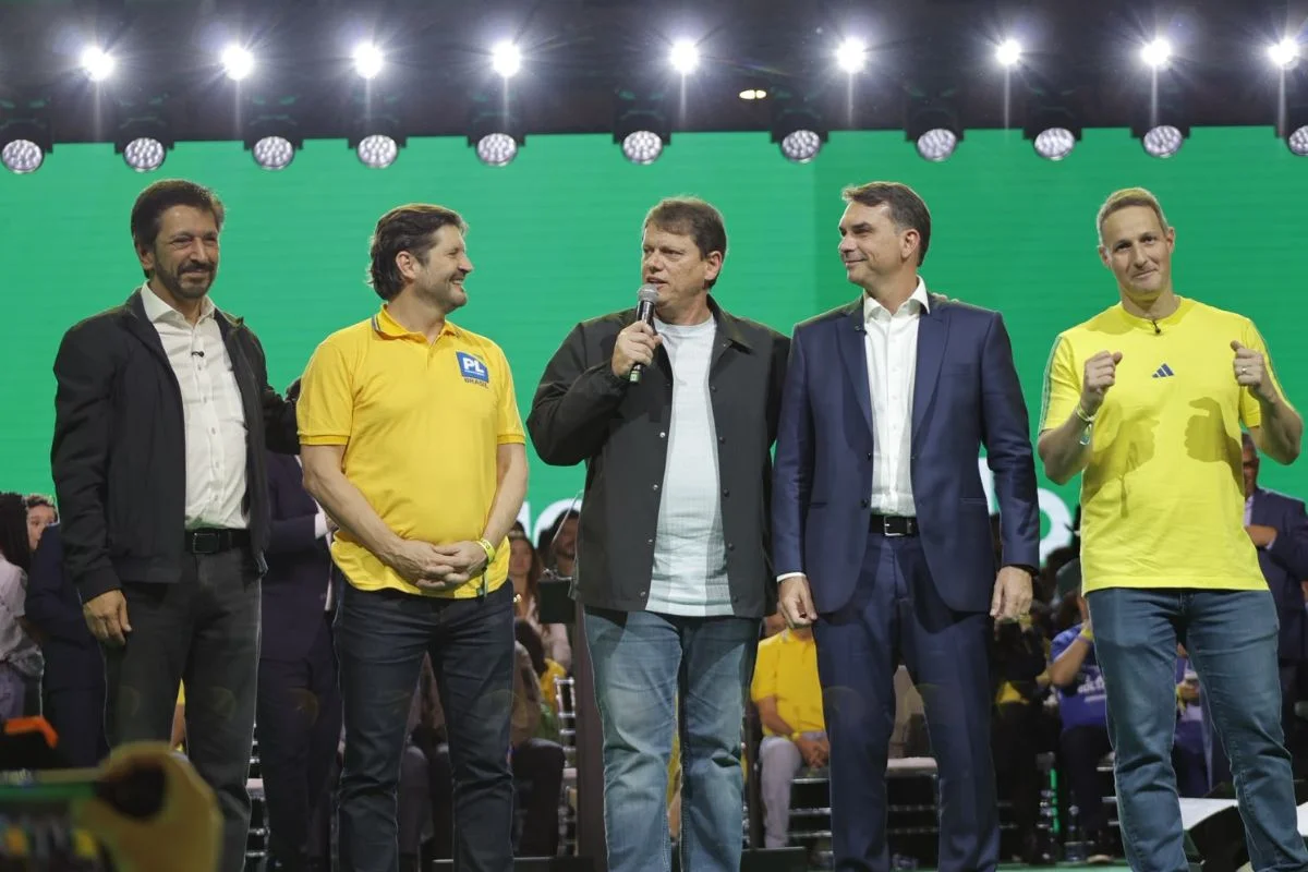 “Última chance”: Carlos Bolsonaro envia recado a Flávio em convenção - imagem 5 “Última chance”: Carlos Bolsonaro envia recado a Flávio em convenção - imagem 5