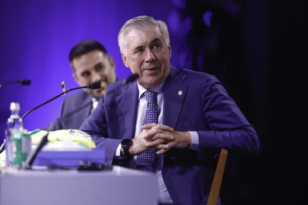 Foto colorida de Carlo Ancelotti, durante apresentação na Seleção Brasileira - Metrópoles