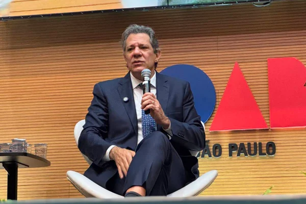 Fernando Haddad (PT), candidato ao governo de São Paulo, em sabatina na OAB-SP - Metrópoles