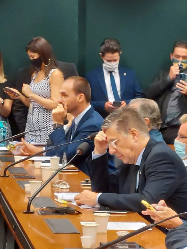 Deputado Eduardo Bolsonaro (PSL-SP) sem máscara em sessão da Câmara