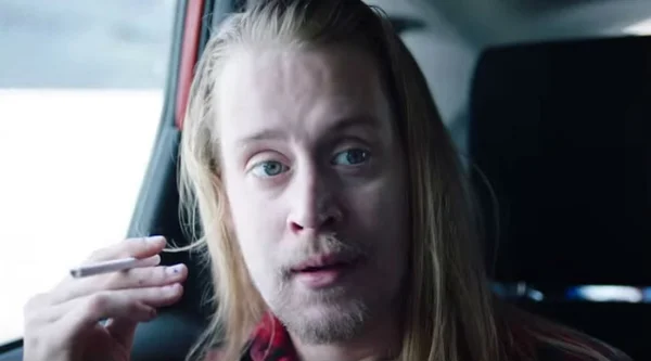 Macaulay Culkin recria vídeo hilário sobre seu personagem em “Esqueceram de Mim”