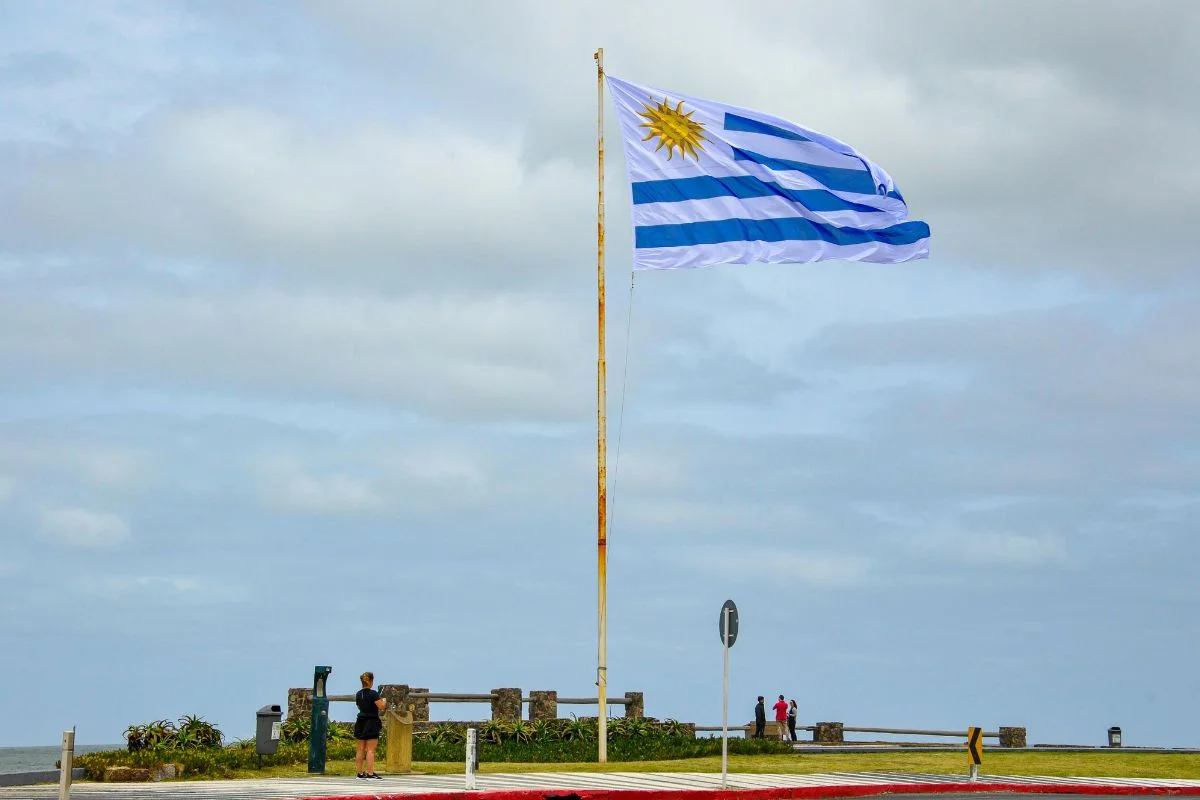 Bandeira do Uruguai hasteada em uma área costeira em Punta del Este, no Uruguai Bandeira do Uruguai hasteada em uma área costeira em Punta del Este, no Uruguai
