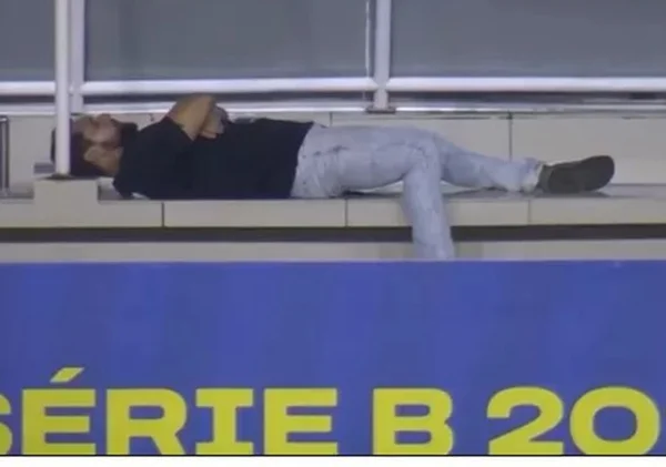 Torcedor dormindo na arquibancada