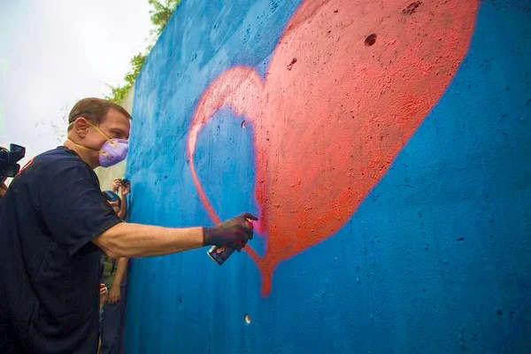 João Doria inaugura museu ao ar livre e posa de grafiteiro