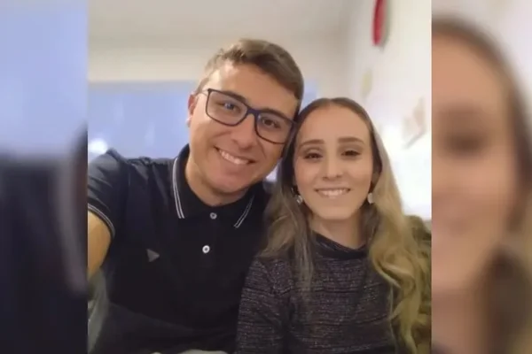 Foto colorida de casal sorrindo - Metrópoles
