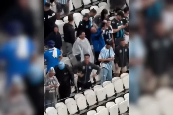 Imagem colorida de racista do racing - Metrópoles