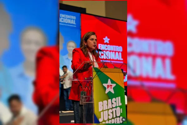 Imagem colorida da tesoureira do PT Gleide Andrade no 17º Encontro Nacional do PT no início de agosto de 2025