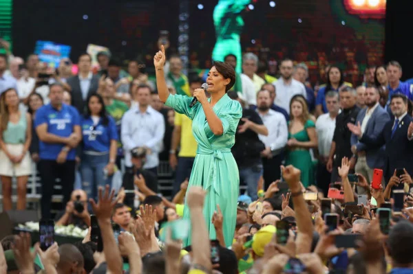 “Ele é meio sem-noção com o celular”, diz Michelle sobre Bolsonaro