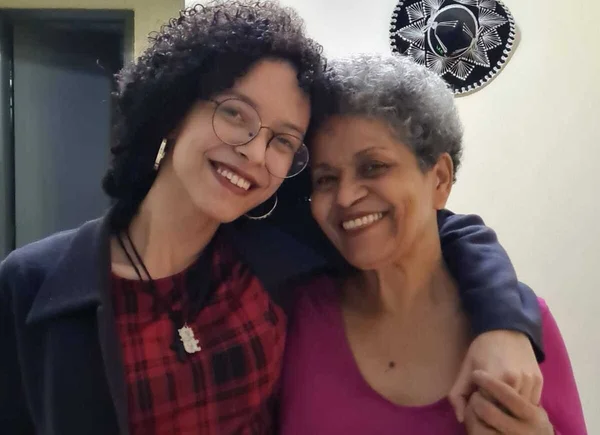A estudante aprovada em Engenharia Ambiental na UnB, Maria Lívia, ao lado de sua mãe. Elas sorriem - Metrópoles