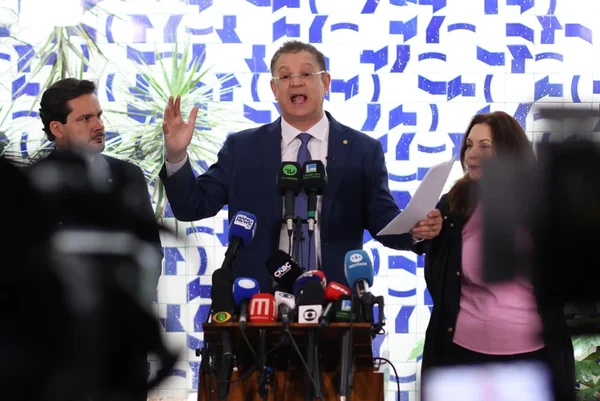 O líder do PL na Câmara dos Deputados, deputado Sóstenes Cavalcante (PL-RJ), concede coletiva de imprensa no Salão Verde da Câmara