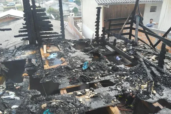 Parte de madeira, onde vítimas estavam, ficou completamente destruída, em Santa Catarina