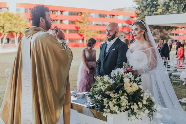 Gabriela Coutinho e Antônio Carlos casam-se em cerimônia intimista