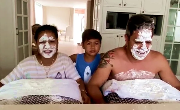 simone e família fazendo brincadeira no tik tok