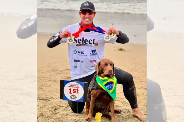 Foto colorida de um homem e um cachorro - Metrópoles