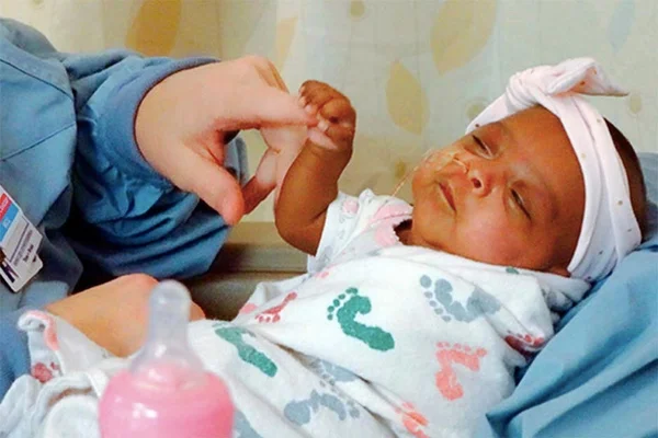Menor bebê do mundo recebe alta nos EUA depois de 5 meses internada