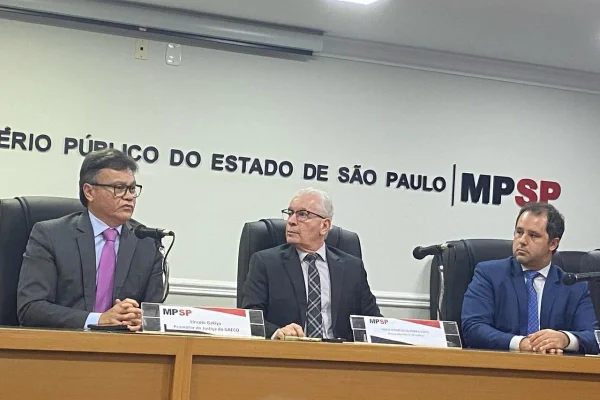 Coletiva do MPSP sobre operação contra fintech ligada ao PCC: Lincoln Gakyia (primeiro à esq.) e o PGJ Paulo Sérgio de Oliveira e Costa (no meio) - Metrópoles