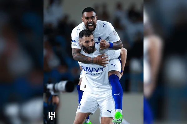 Karim Benzema comemorando gol com Malcom