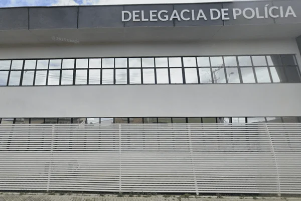 Imagem colorida de delegacia onde foi registrado o caso de mulher vítima de feminicídio - Metrópoles