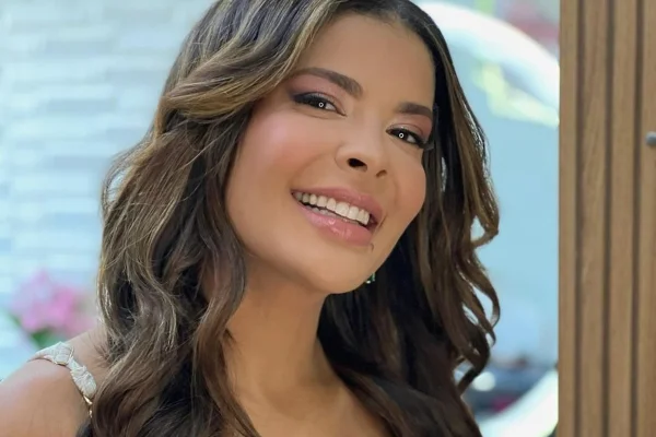 Gyselle Soares posa, sorridente, de cabelos soltos - Metrópoles