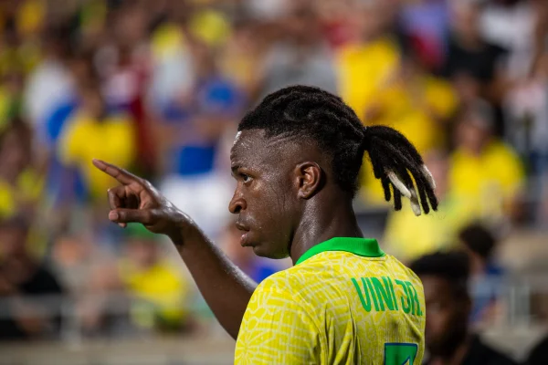 Foto colorida de Vini Jr. pela Seleção Brasileira - Metrópoles