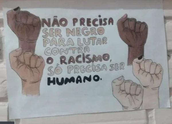 Cartaz de solidariedade a aluna alvo de racismo em