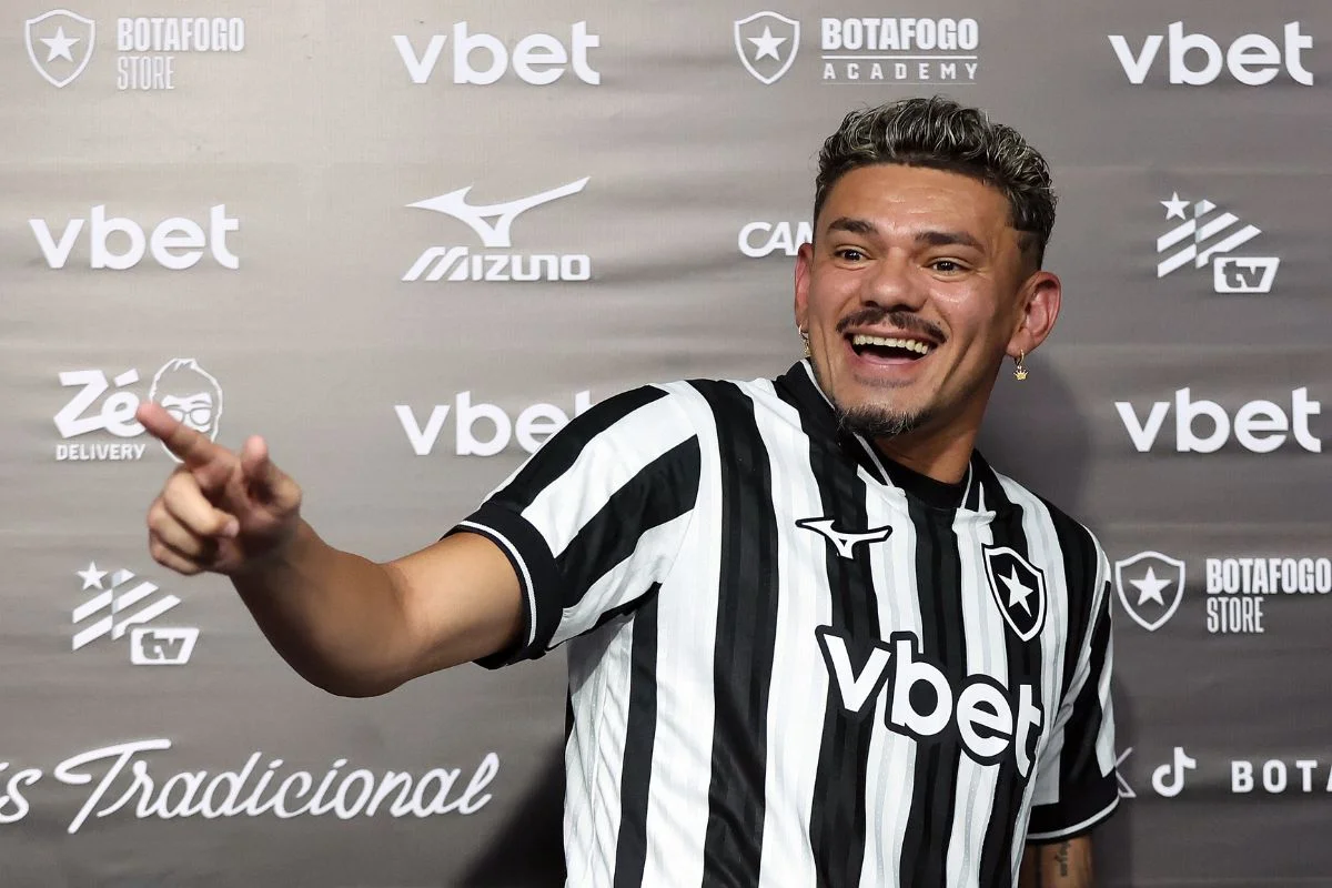 Tiquinho Soares é apresentado e recebe a camisa número 9 do Botafogo - imagem 2 Tiquinho Soares é apresentado e recebe a camisa número 9 do Botafogo - imagem 2