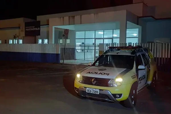 Imagem mostra viatura da polícia. Menina de dois anos que teria se afogado em banheira morre em São José dos Pinhais - Metrópoles