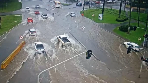 Chuva alaga vias e provoca tumulto no trânsito do DF