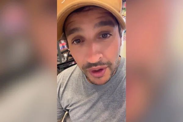 Imagem colorida mostra o ex-BBB Rafinha descrevendo como foi o assalto a uma joalheria dentro de um shopping onde ele estava em Campinas - metrópoles