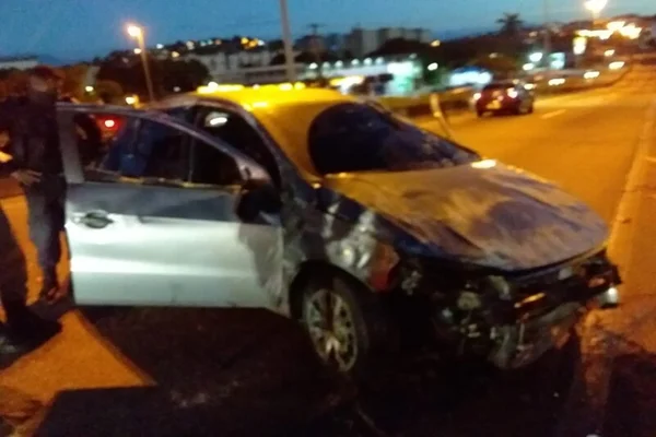 Cavalo causa acidente na RJ-104, morre e motorista fica ferido