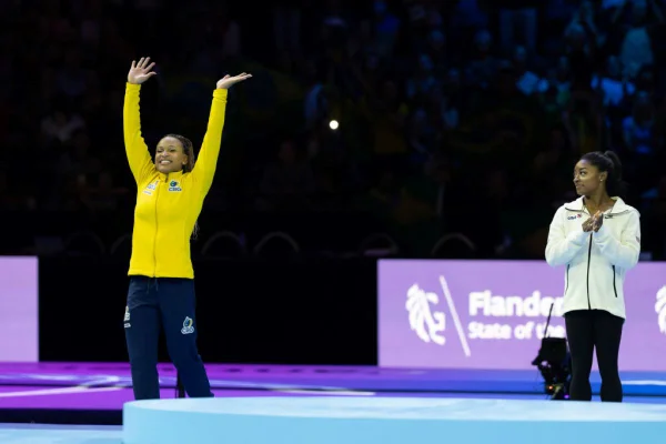 Rebeca Andrade ficou com a prata e Simone Biles com o ouro no mundial de ginástica artística da Antuérpia