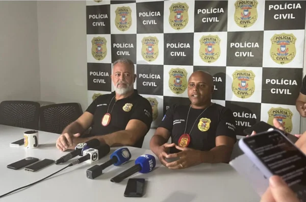 Foto colorida dos delegados Nilson Farias e Olímpio Fernandes, da Delegacia de Homicídios e Proteção à Pessoa (DHPP), de Várzea Grande (MT),, durante coletiva de imprensa - Metrópoles