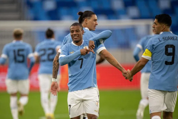 De La Cruz comemora gol pelo Uruguai