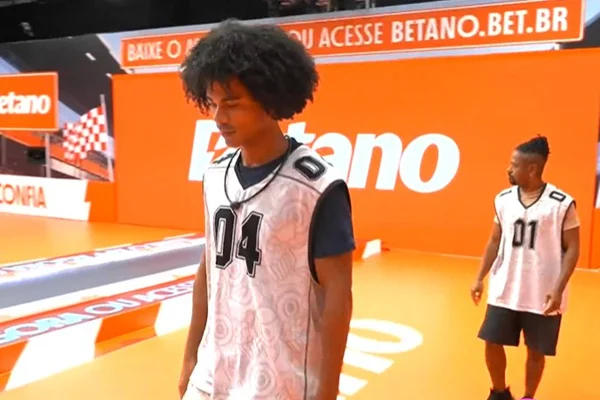 Breno e Leandro durante dinâmica no BBB 26